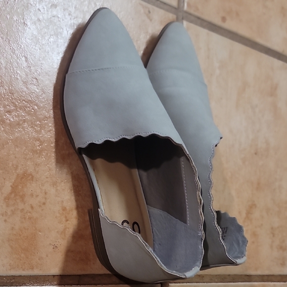 SO Women's Gray Flats with Scalloped Edges great Condition. - Picture 1 of 7